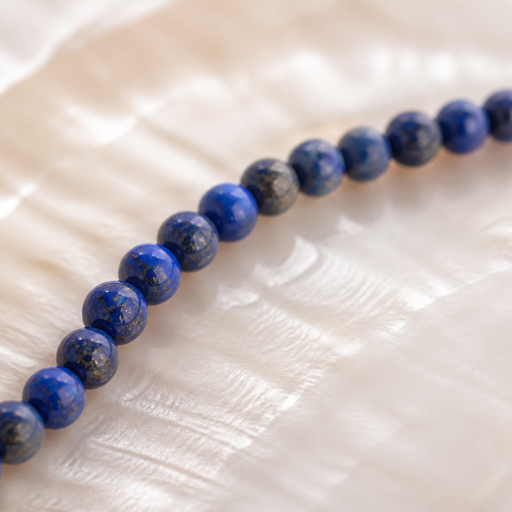 Collier en lapis-lazuli d'Afghanistan 4 mm - 45 cm, macro de la matière et des détails vérifiés