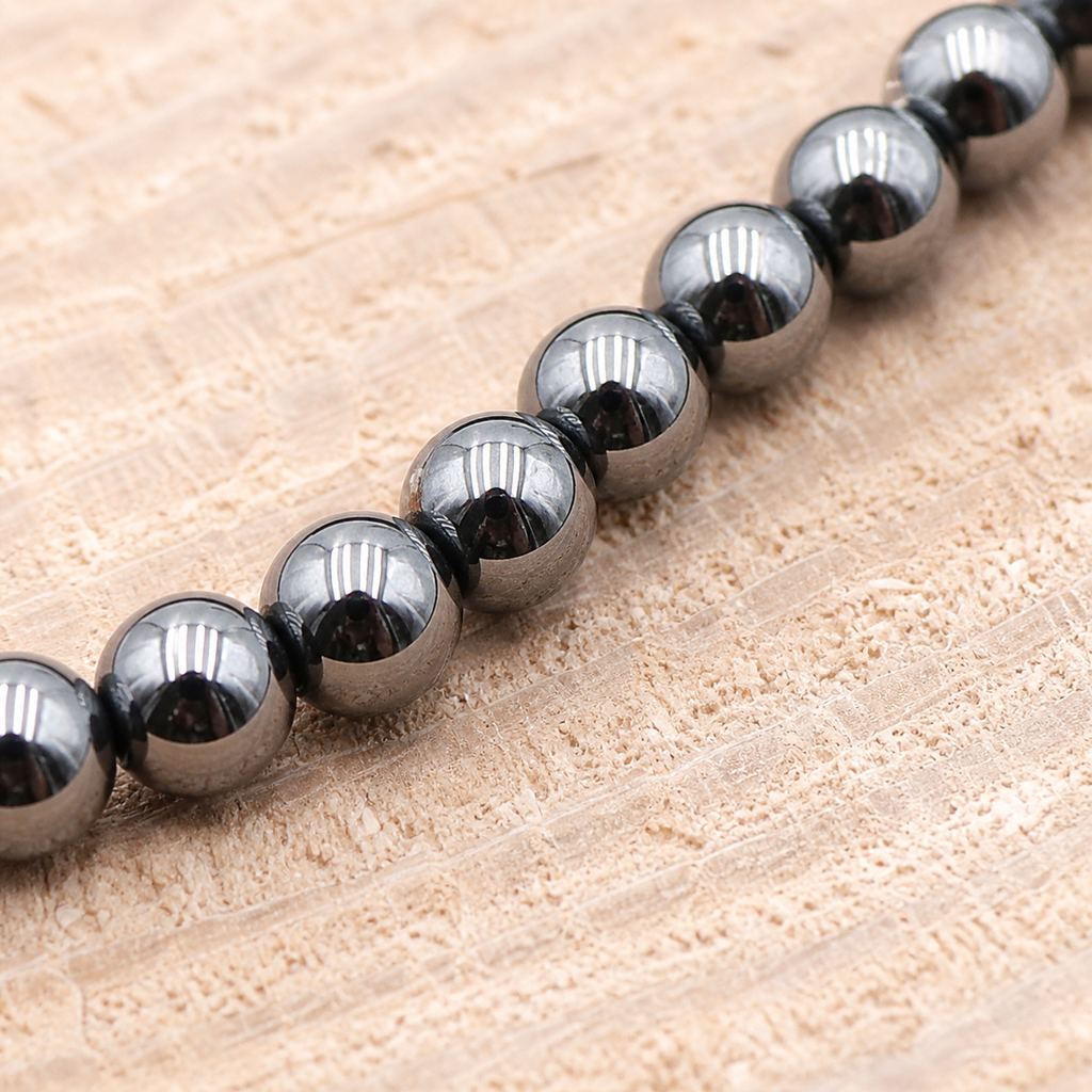Bracelet fin en hématite - Perles de 4 mm, macro de la pierre et du montage