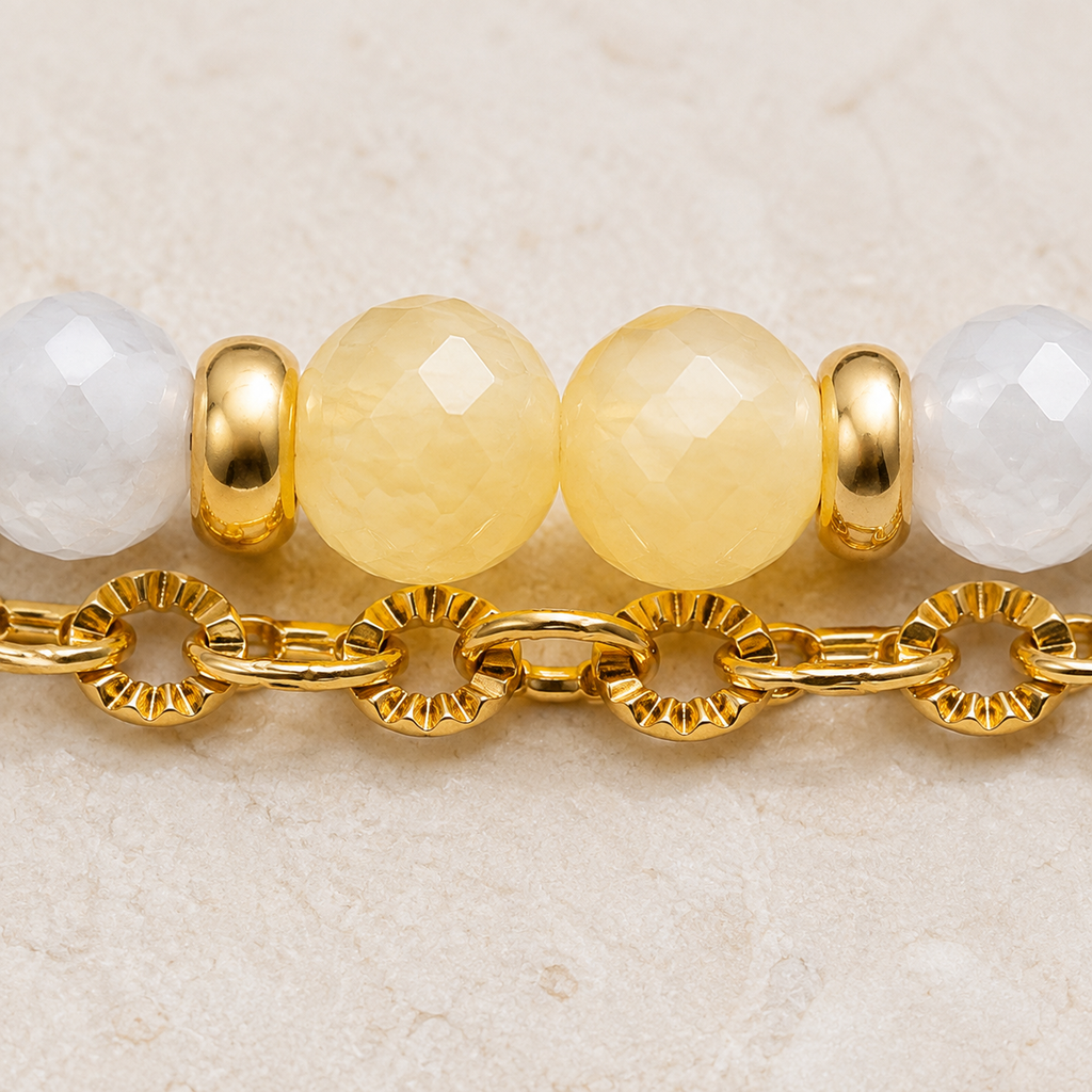 Gros plan de la matière et du montage du bracelet en nacre et pierre de lune