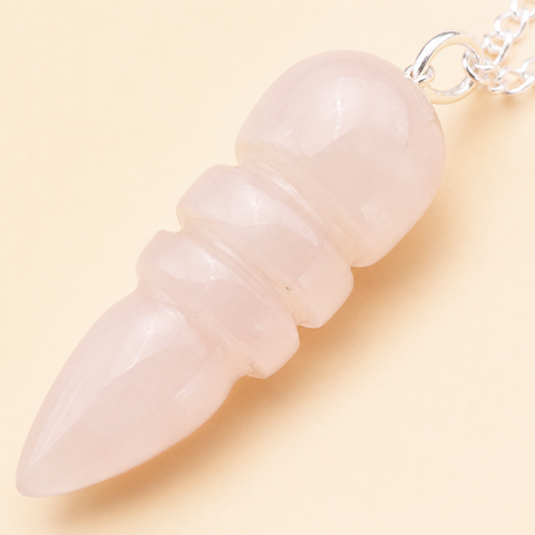 Pendule égyptien en quartz rose du Brésil, macro de la matière et des détails vérifiés
