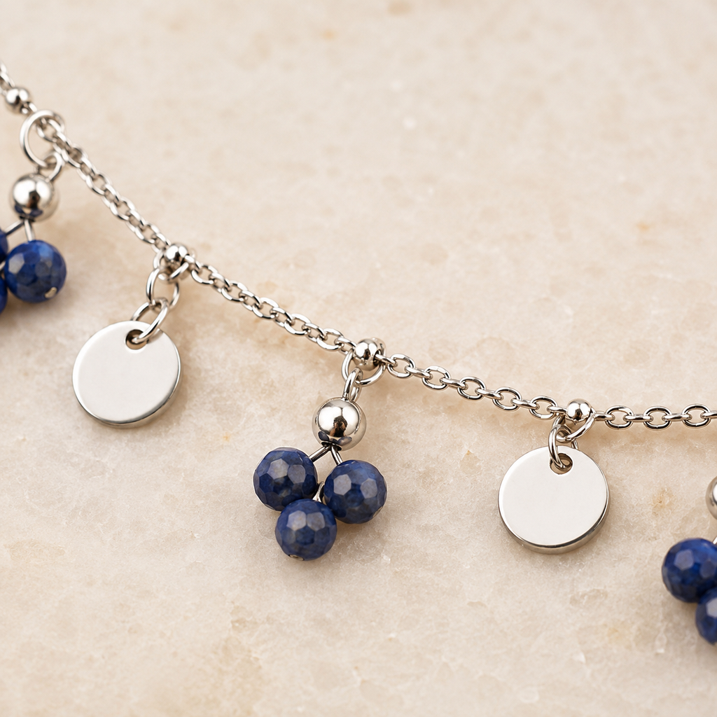 Gros plan de la matière et du montage du collier en sodalite
