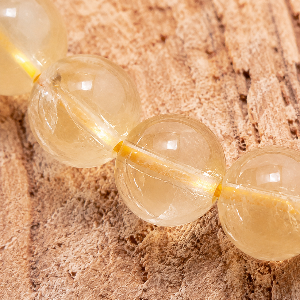 Gros plan sur les perles jaune clair du bracelet en citrine chauffée