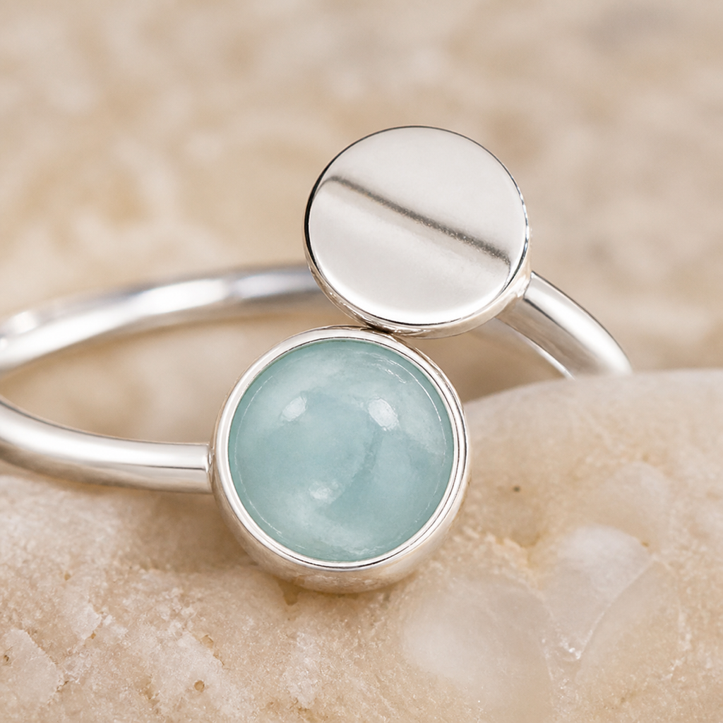 Bague en argent 925 et aigue-marine, macro du cabochon et du disque metallique