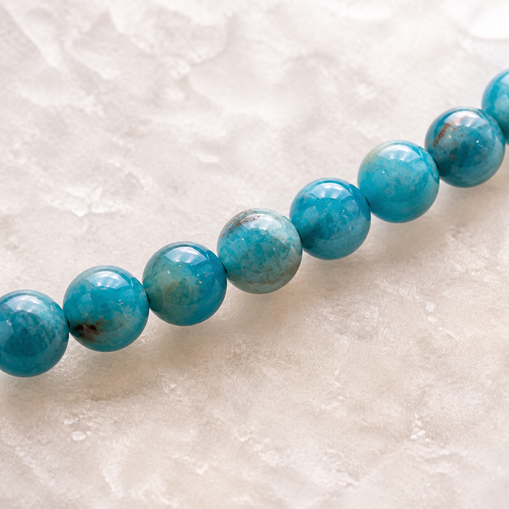 Collier en apatite bleue 4 mm - 45 cm, macro de la matière et des détails vérifiés