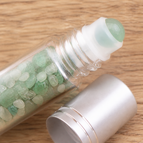 Macro de la bille et des éclats de aventurine verte dans le flacon
