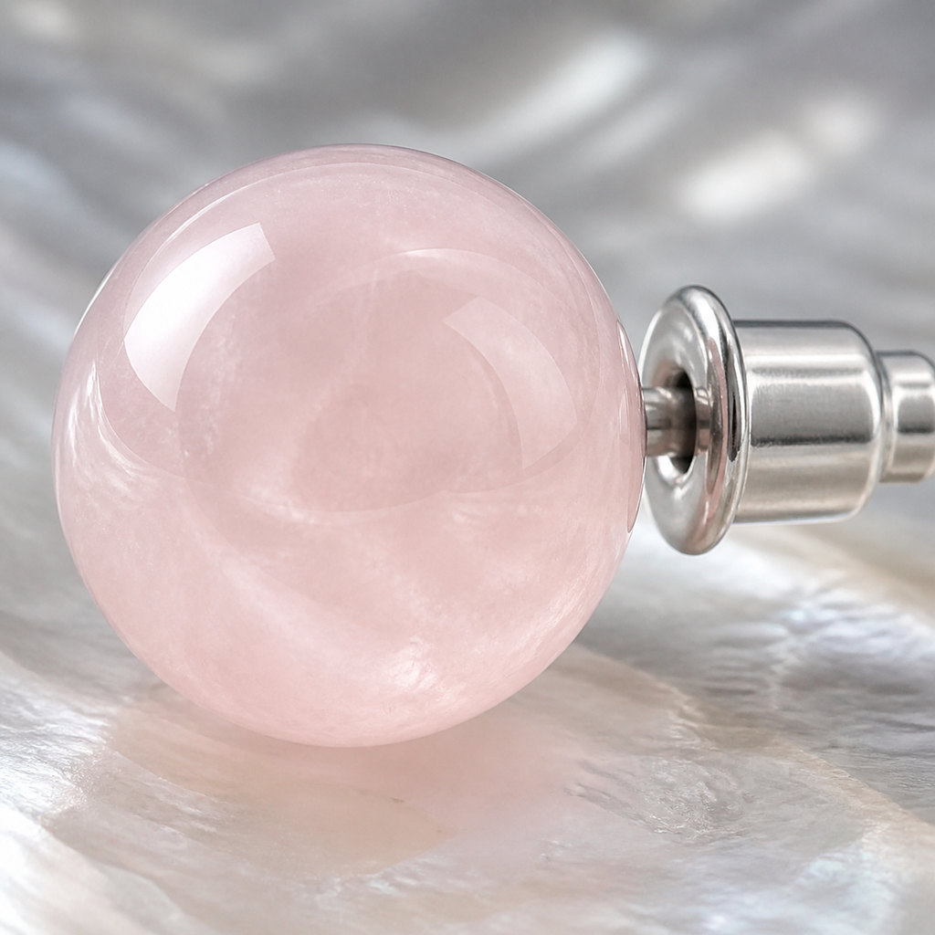 Boucles d'oreilles puces en quartz rose 10 mm, macro de la matière et des détails vérifiés