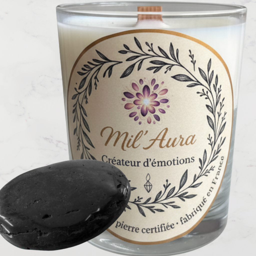 Gros plan sur le contenant, l’étiquette et la pierre de la bougie protection - obsidienne noire