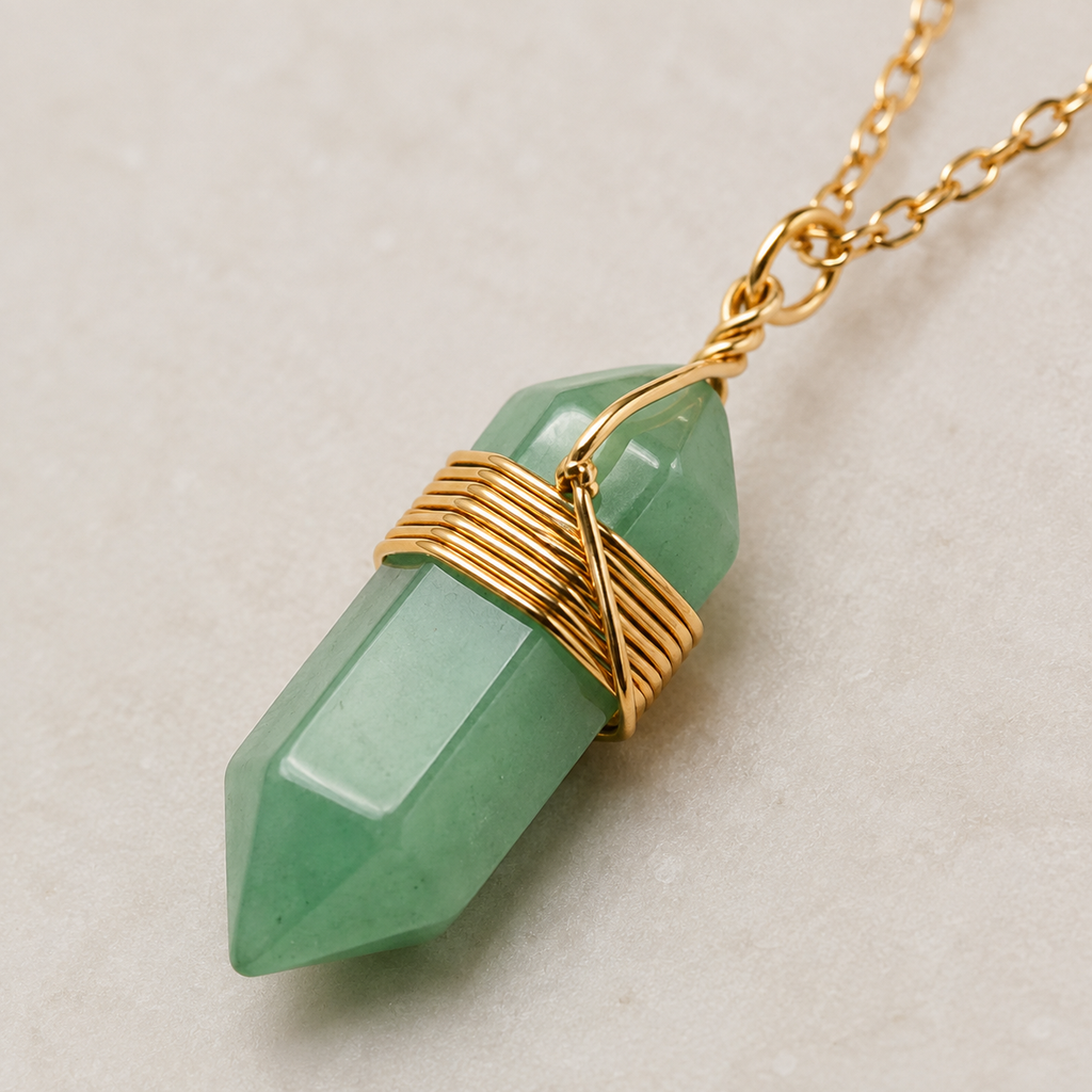 Gros plan de la pointe en aventurine verte et du fil doré