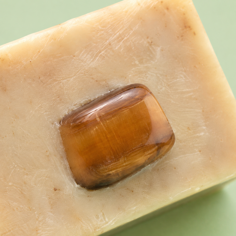 Détail de la pierre brun doré dans le savon verveine