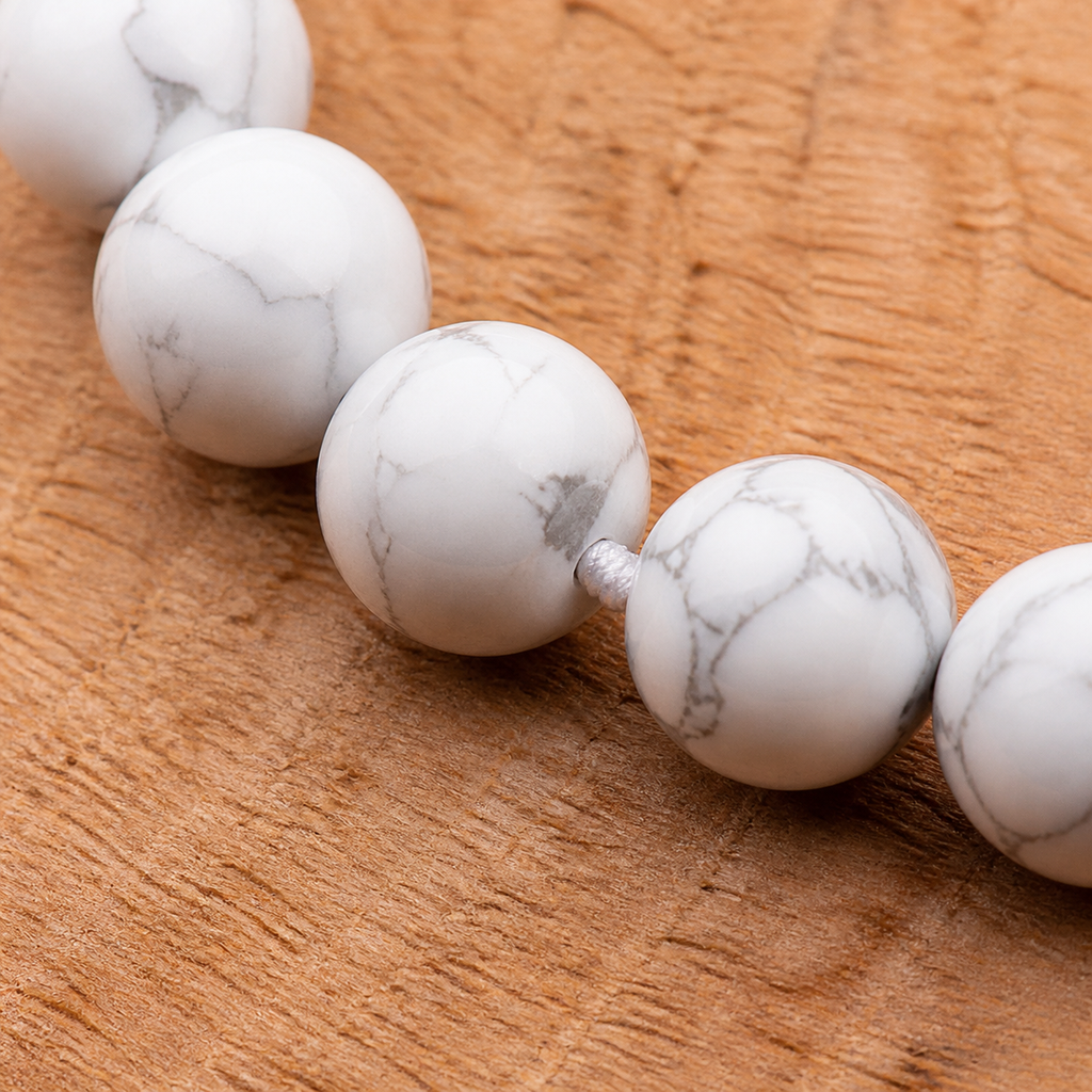 Collier en howlite blanche 8 mm - 45 cm, macro de la pierre et du montage