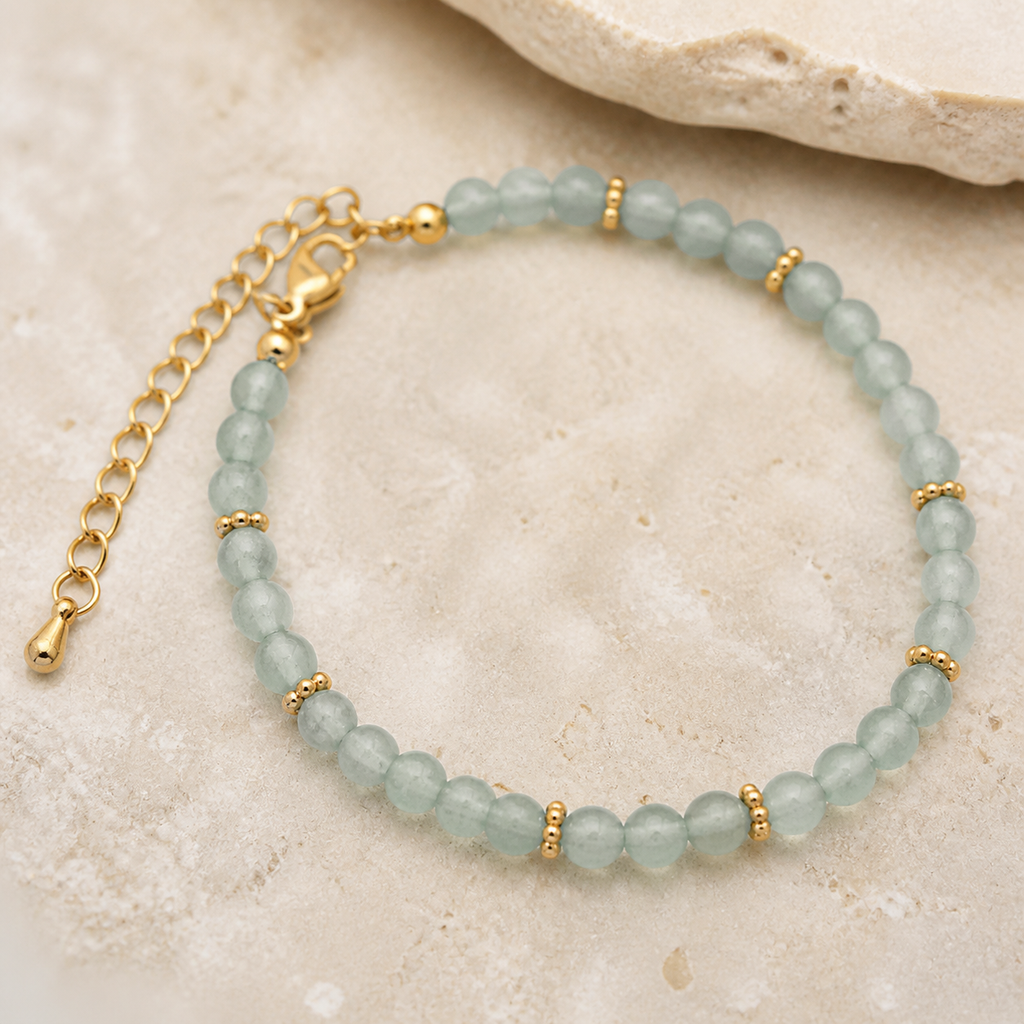 Bracelet Halo doré en aventurine verte 4 mm, macro de la matière et des détails vérifiés