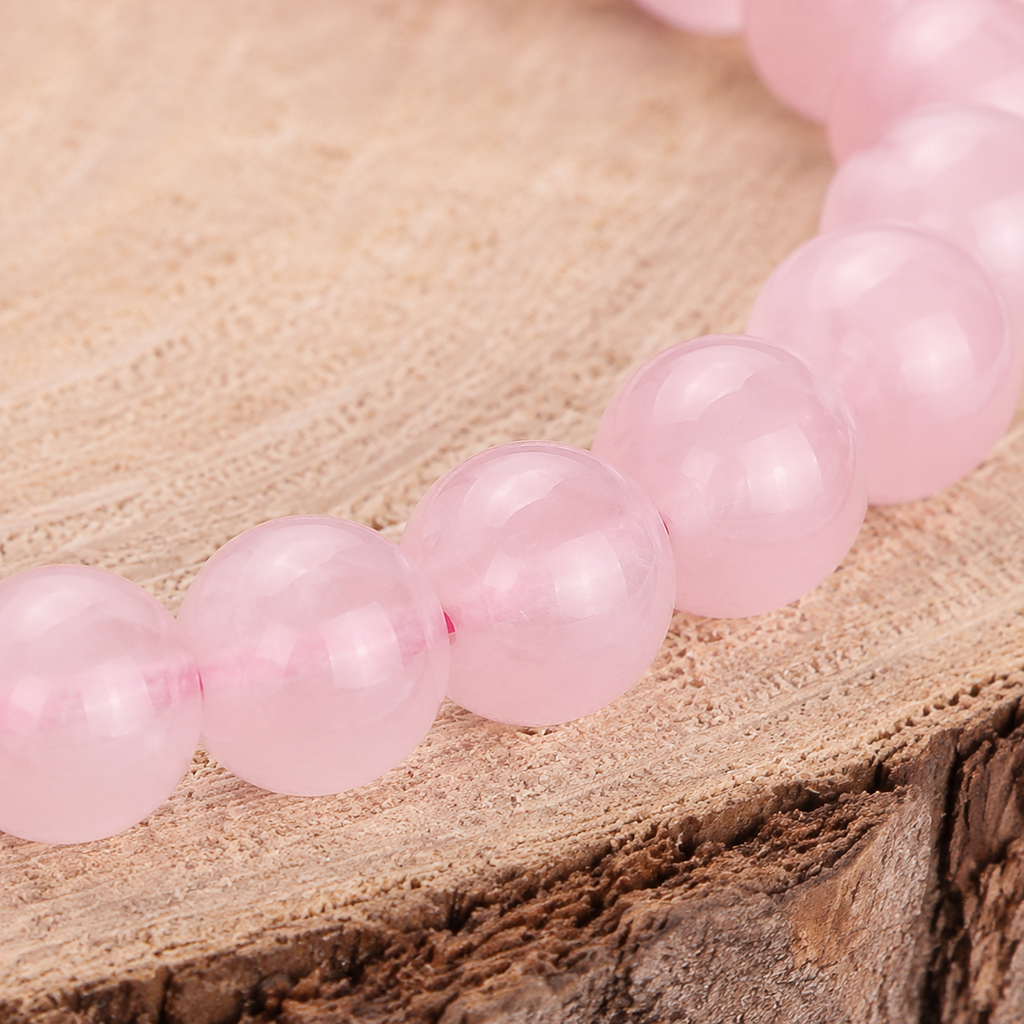 Macro des perles de quartz rose et du fil élastique