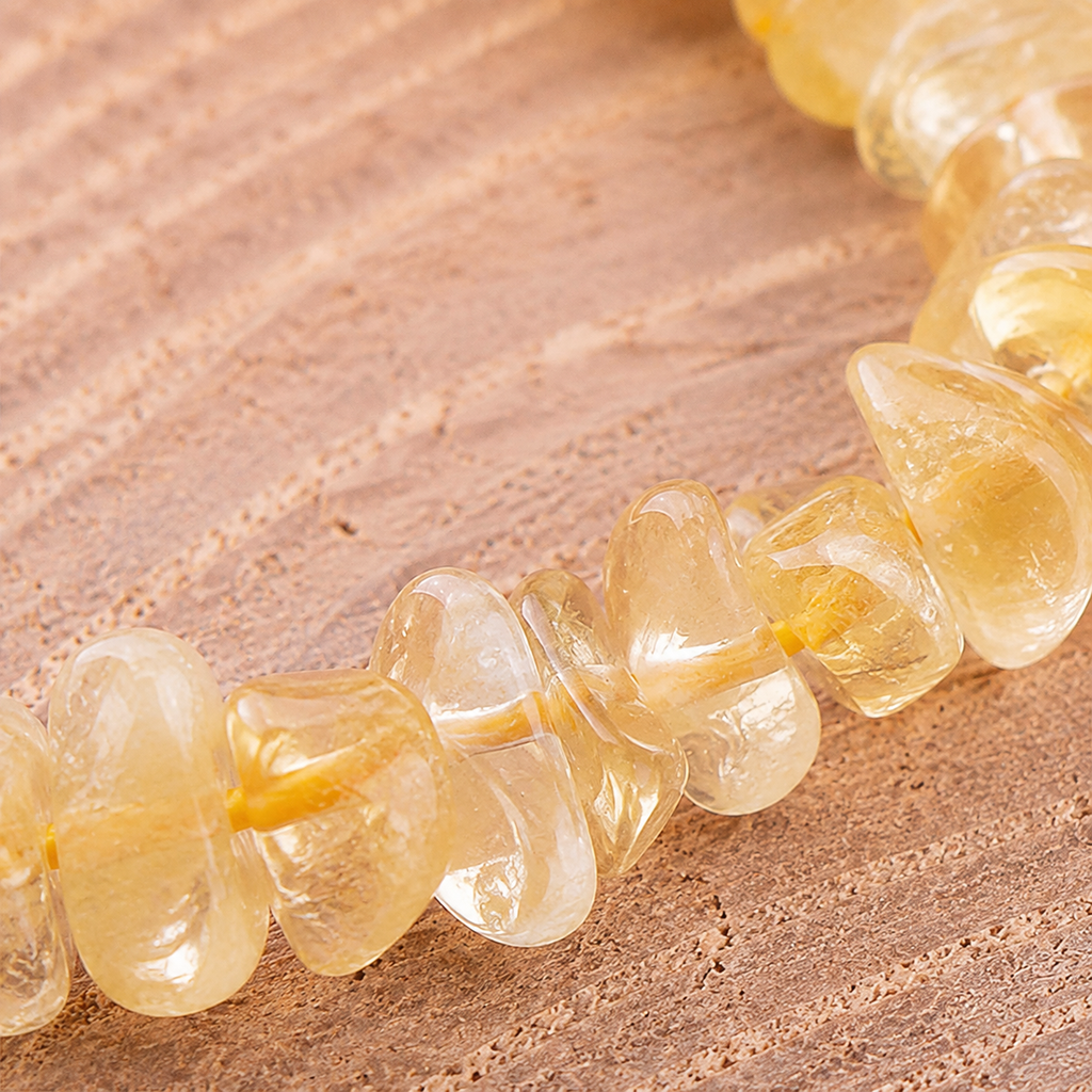 Macro des éclats polis de citrine chauffée et de leur fil élastique
