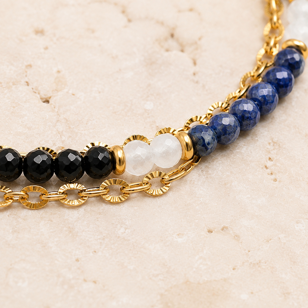 Gros plan de la matière et du montage du bracelet en lapis-lazuli, spinelle noir et cristal de roche