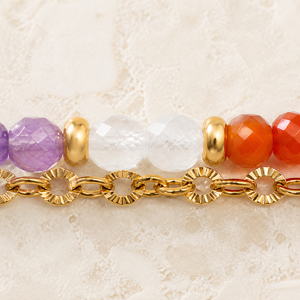 Gros plan de la matière et du montage du bracelet en améthyste, cornaline et cristal de roche