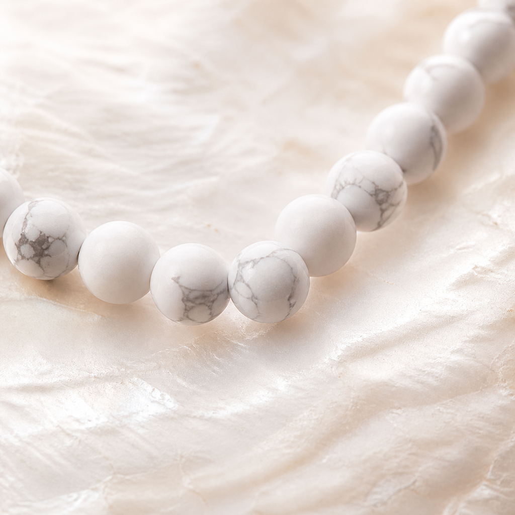 Collier en howlite blanche 6 mm - 45 cm, macro de la matière et des détails vérifiés