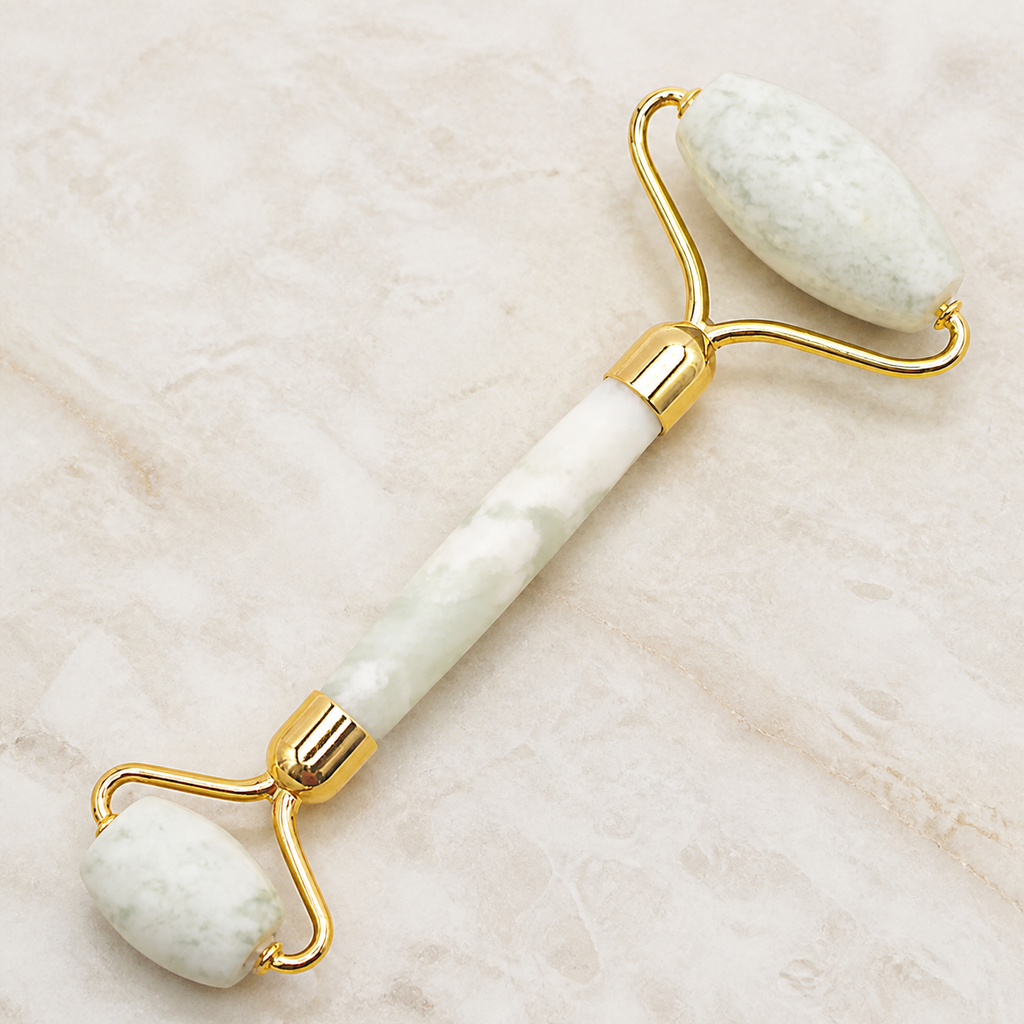 Rouleau de massage visage en jade de Chine à deux têtes, macro de la matière et des détails vérifiés