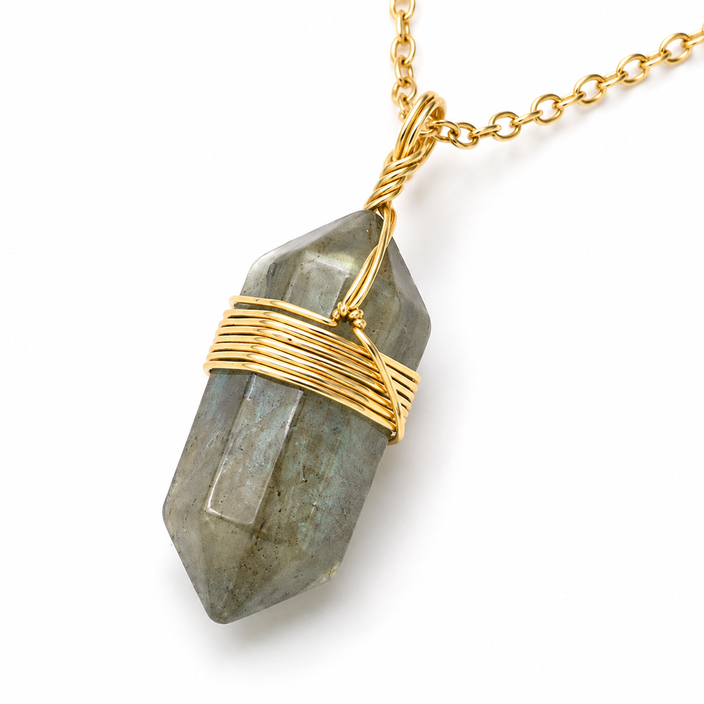 Gros plan de la pointe en labradorite et du fil doré