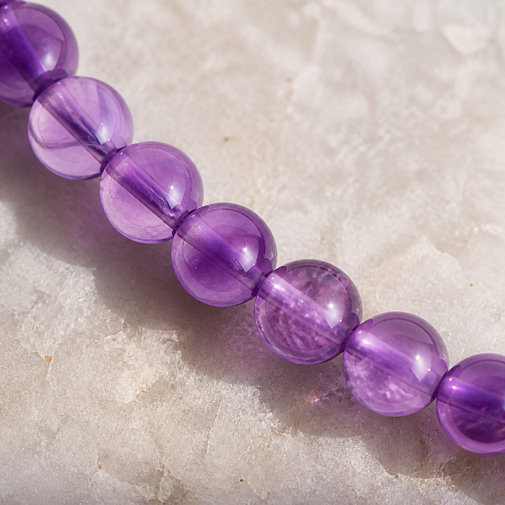 Collier en améthyste du Brésil 4 mm - 45 cm, macro de la matière et des détails vérifiés