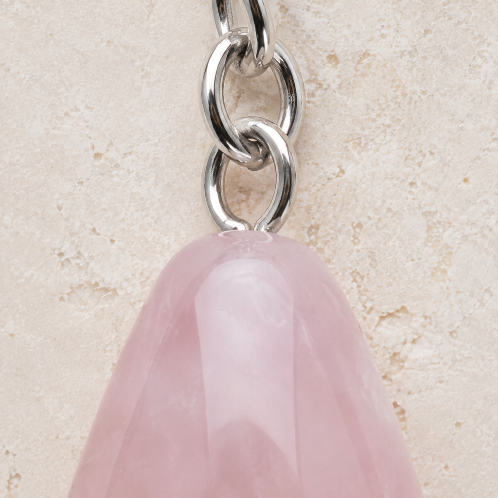 Macro de la pierre et de l’attache du porte-clés en quartz rose