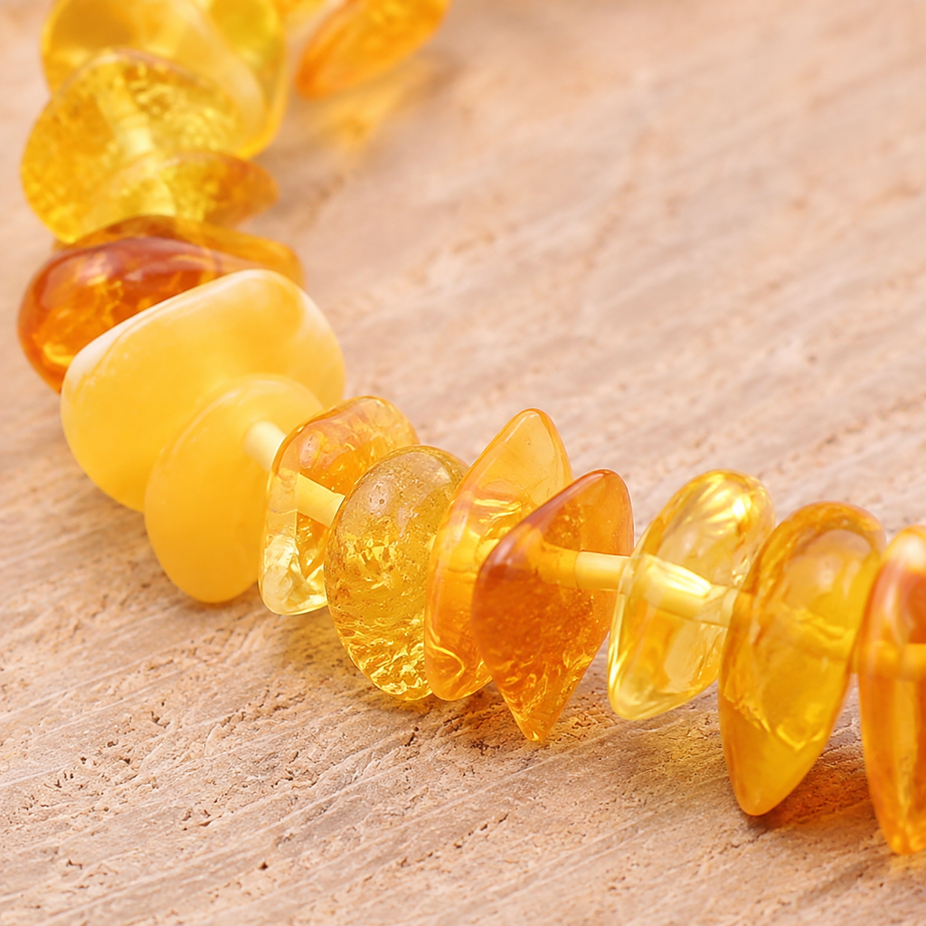 Macro des éclats polis de ambre jaune et de leur fil élastique