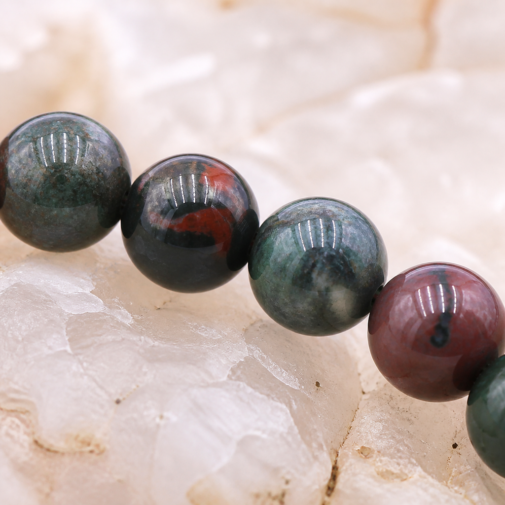 Bracelet en jaspe héliotrope du Brésil 6 mm - 16 à 18 cm, macro de la matière et des détails vérifiés