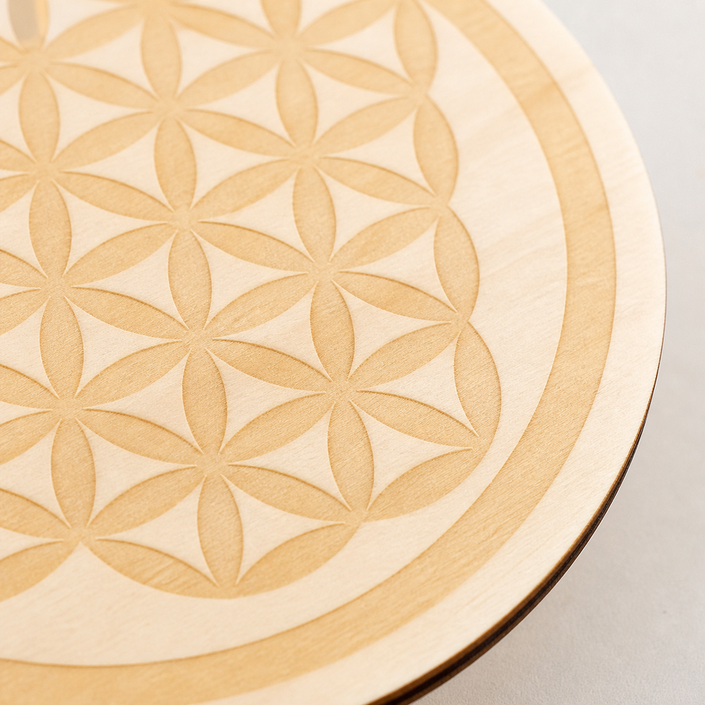 Plaque Fleur de Vie gravée en bois - 10 cm, macro de la matière et des détails vérifiés