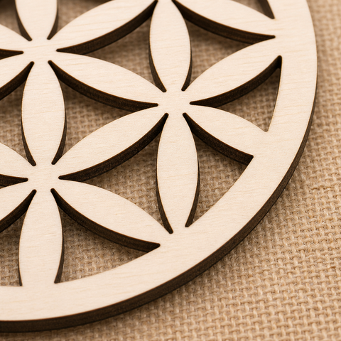 Plaque Fleur de Vie découpée en bois - 20 cm, macro de la matière et des détails vérifiés