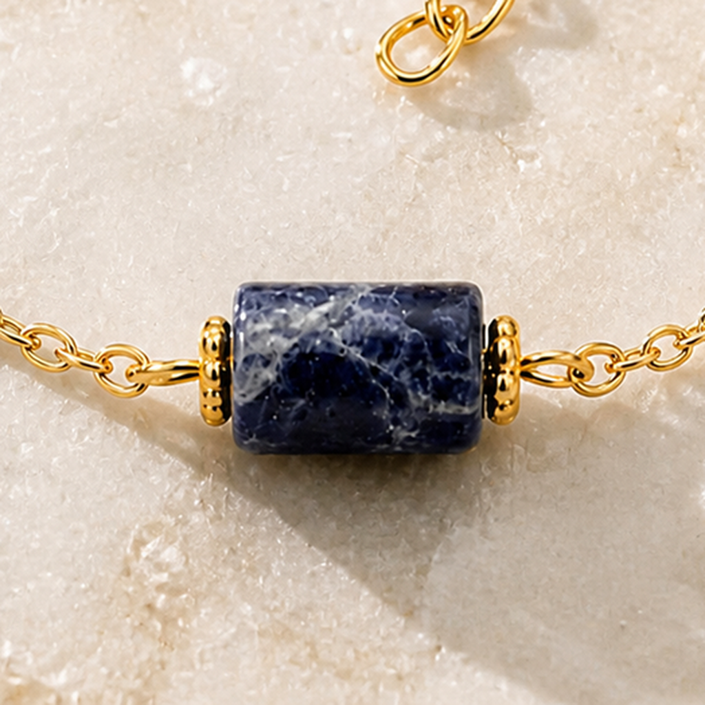 Bracelet Cléa doré en sodalite 8 mm, macro de la matière et des détails vérifiés