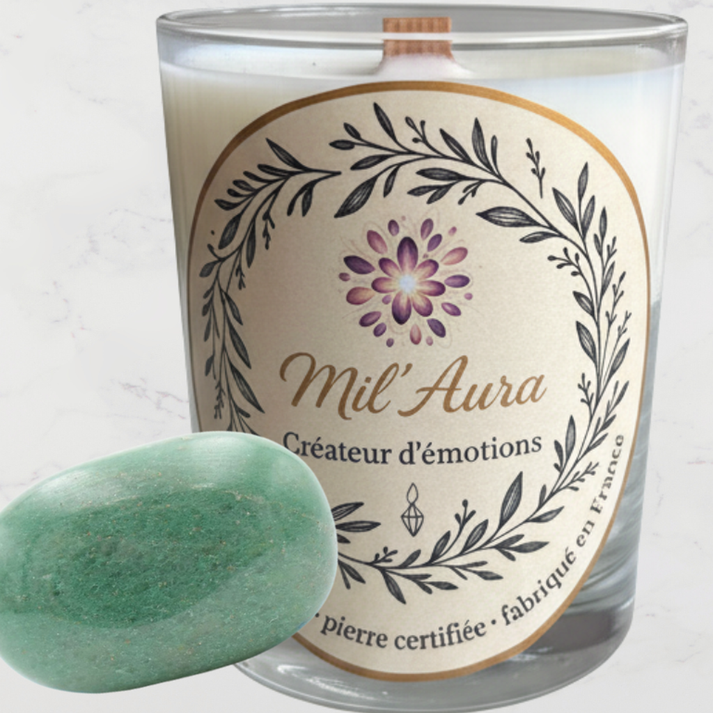 Gros plan sur le contenant, l’étiquette et la pierre de la bougie joie - aventurine verte