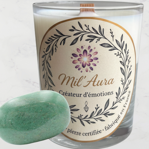 Gros plan sur le contenant, l’étiquette et la pierre de la bougie joie - aventurine verte