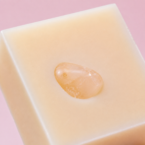 Détail de la pierre claire et translucide dans le savon rose