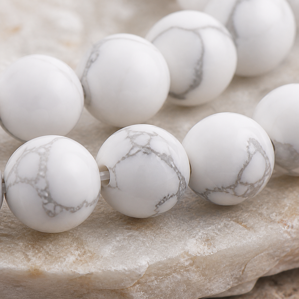 Bracelet en howlite blanche - Perles de 6 mm, macro de la matière et des détails vérifiés