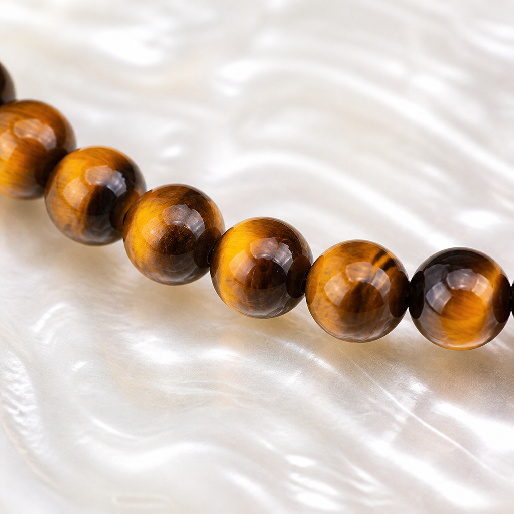 Collier en œil de tigre 6 mm - 45 cm, macro de la matière et des détails vérifiés