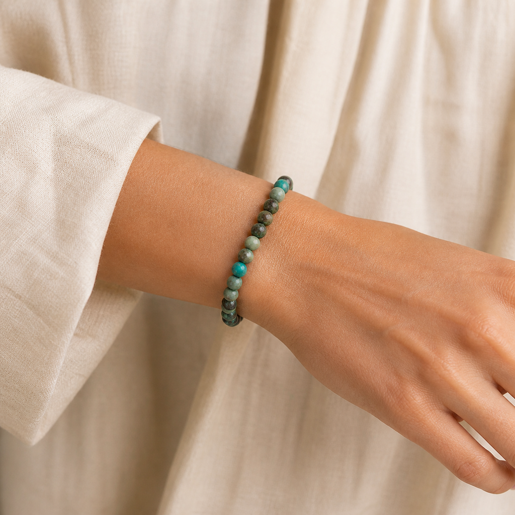 Bracelet en turquoise d'Afrique 6 mm - 16 à 18 cm porté par Chloé en gros plan