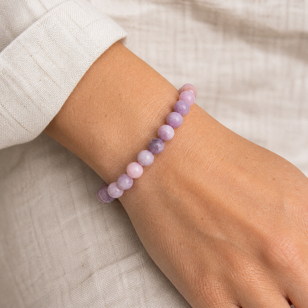 Bracelet en lépidolite 8 mm - 16 à 18 cm porté par Chloé en gros plan