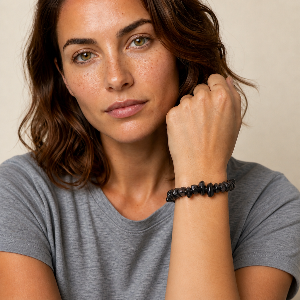 Bracelet baroque en obsidienne mixte - 16 à 18 cm porté par Chloé en gros plan