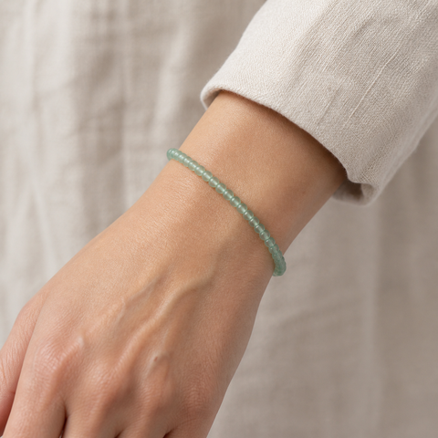 Bracelet en aventurine verte 4 mm - 16 à 18 cm porté par Elena en gros plan