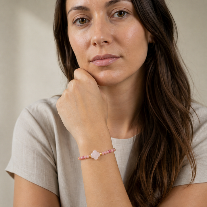 Bracelet Rosalia doré en quartz rose et rhodonite 3 mm porté par Elena en gros plan