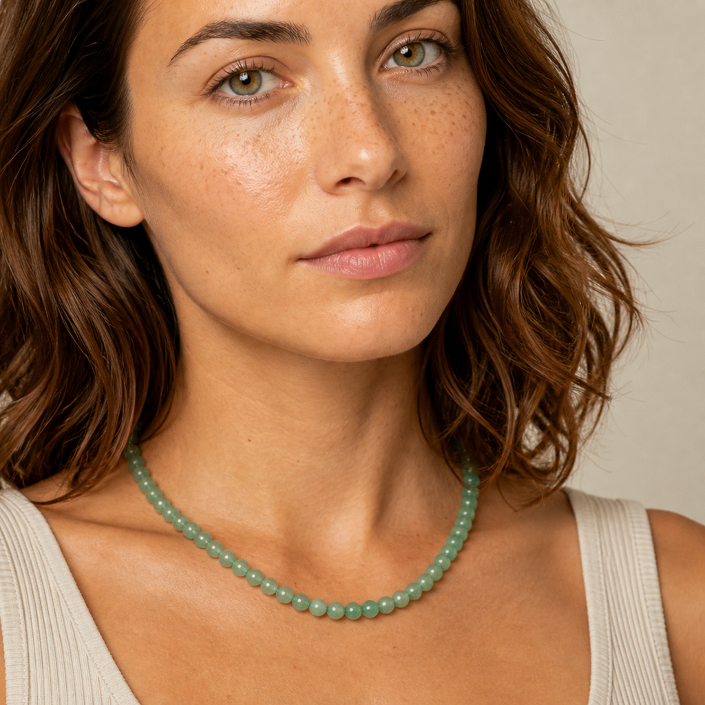 Collier en aventurine verte 6 mm - 45 cm porté par Chloé en gros plan