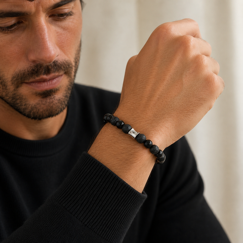 Bracelet Kahel argenté en onyx et pierre de lave 8 mm porté par milaura-male-01 en gros plan