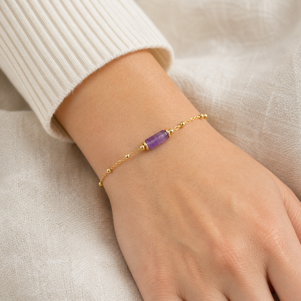 Bracelet améthyste porté par Elena en gros plan