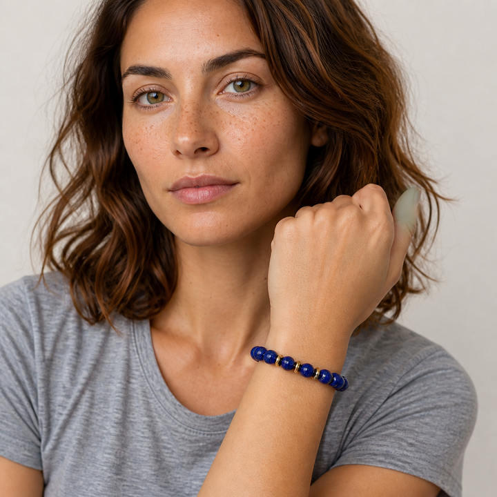 Bracelet Eira doré en lapis-lazuli 6 mm porté par Chloé en gros plan