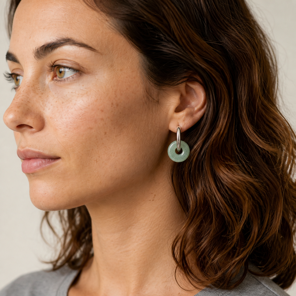 Boucles d'oreilles Loa argentées en aventurine verte 25 mm porté par Chloé en gros plan