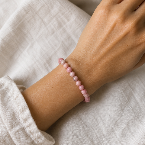 Bracelet en rhodonite d'Australie 6 mm - 16 à 18 cm porté par Chloé en gros plan