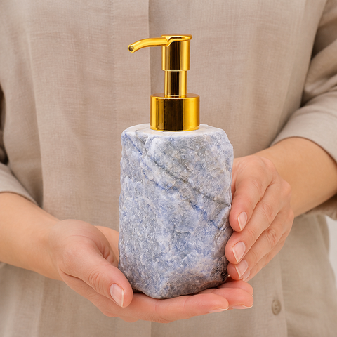 Une unité de distributeur de savon en aventurine bleue brute - 100 à 150 mm présentée en main