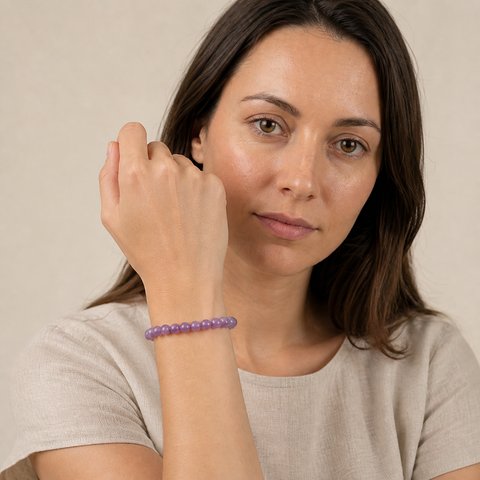 Bracelet en améthyste rubanée 6 mm porté par Elena en gros plan
