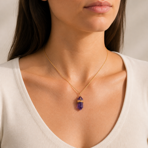 Collier boho doré en améthyste - 38 à 43 cm porté par Elena en gros plan
