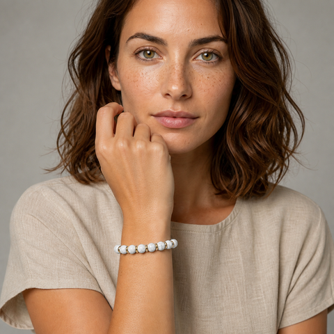 Bracelet Eira doré en howlite blanche 6 mm porté par Chloé en gros plan