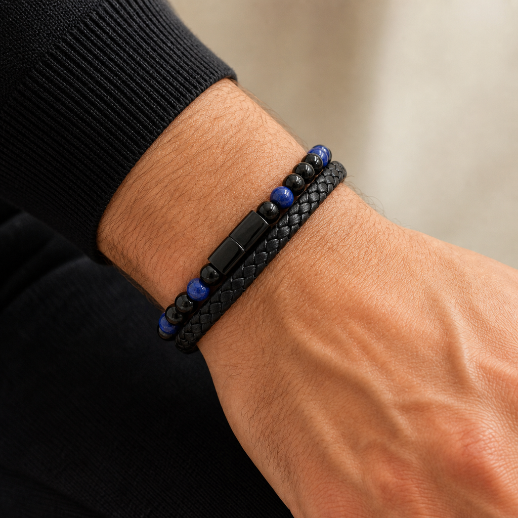 Bracelet Aska noir en lapis-lazuli et onyx porté par milaura-male-01 en gros plan